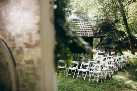 户外婚礼的白色椅子