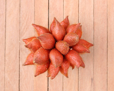 堆的冬青壳上木板背景 萨拉克棕榈果 泰国的热带水果