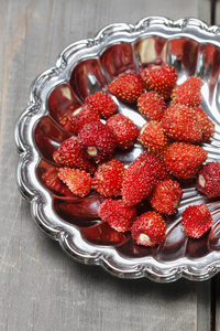 木头上的野草莓。健康食品