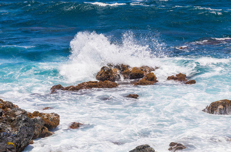 海浪撞击岩石毛伊岛海岸