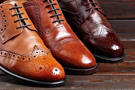 时尚经典抛光男式深浅的棕色牛津皮鞋。选择性的焦点