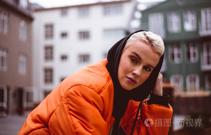 冰岛美丽的女人生活方式在雷克雅未克的时刻