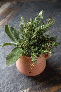 混合的新鲜意大利的草药，从一张旧桌子上的花园。迷迭香