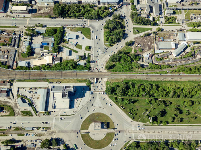 两个广场的鸟瞰在城市与两个迂回交通, 街道和建筑物与绿树