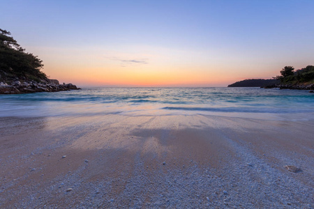 日出在大理石海滩 Saliara，萨索斯岛群岛，希腊。在希腊最美丽的白色沙滩