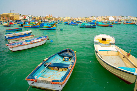 2018年5月30日。马耳他 Marsaxlokk。海岸线停靠的令人惊叹的五颜六色的渔船