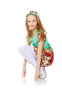 卡通小女孩蹲着图片