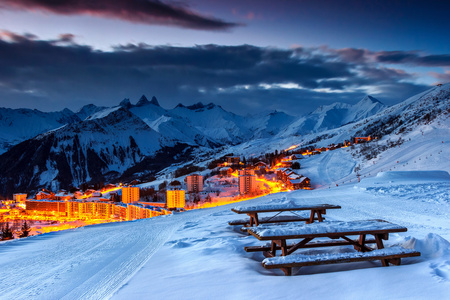 迷人的日落和滑雪度假村在法国阿尔卑斯山，欧洲