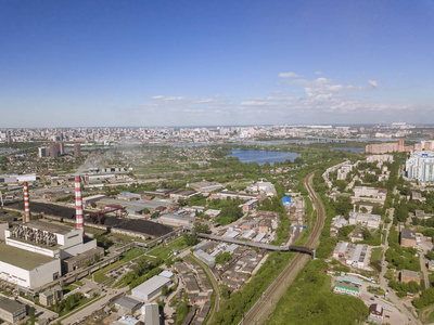 从空气在老和新的俄国大厦看与湖, 植物与烟雾和蓝色天空在城市