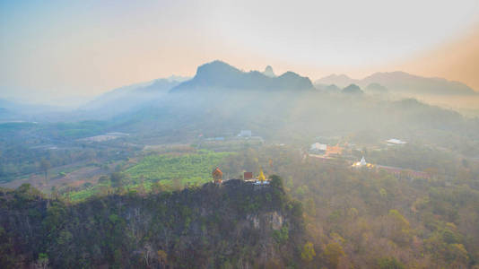 在狭窄而陡峭的山脊上宝塔