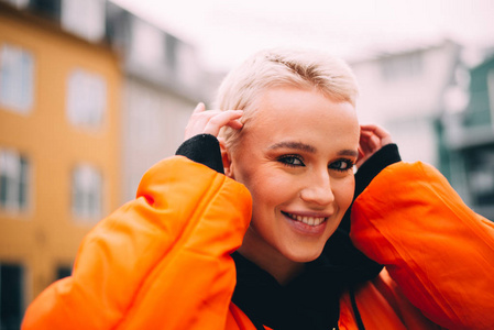 冰岛美丽的女人生活方式在雷克雅未克的时刻照片