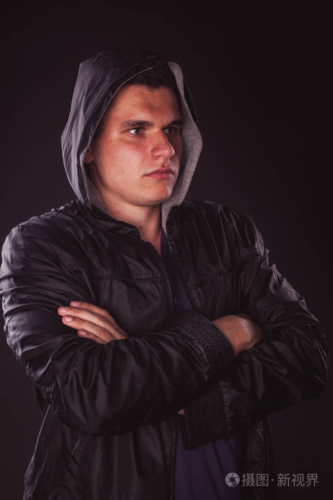 英俊的性感男人肖像里面在工作室里分离,看着相机,转过头,认真体验强