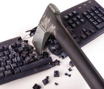 砸电脑砸了的电脑键盘照片