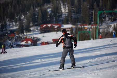 男子滑雪板骑在斜坡上。滑雪胜地。文本的空间