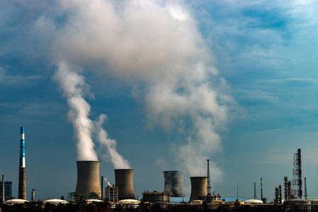 在污染物排放烟囱化工厂照片