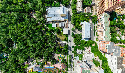 与空中城市景观 十字路口 道路 房屋 建筑物 公园及停车场。阳光灿烂的夏天全景图像