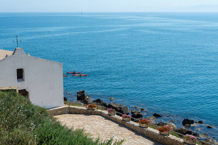 圣 Gavino 教堂, 在波尔图的城市, 在撒丁岛海岸, 在一个晴朗的夏天的一天