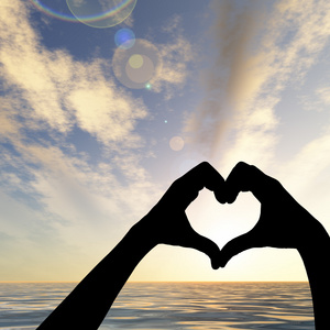 阳光海爱标志概念或概念心形状或元件在天空和海或水在日落背景由人权