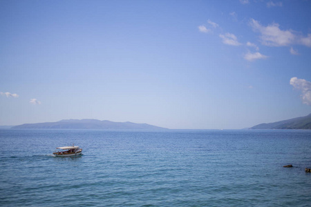 海景房和波与松弛一只小船