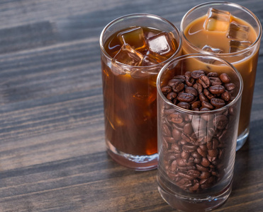 黑冰咖啡, 冷拿铁, 和豆子的木质背景