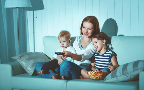 家庭的母亲和孩子们在家里看电视