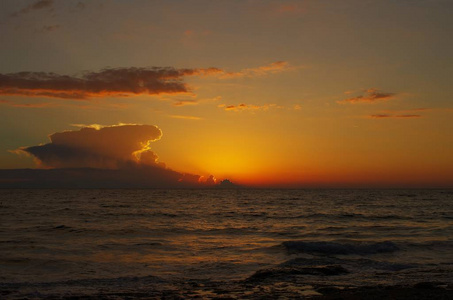 希腊海岸上的日落。科孚岛