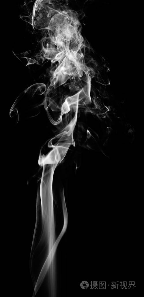 烟在黑色背景上的白色幻想