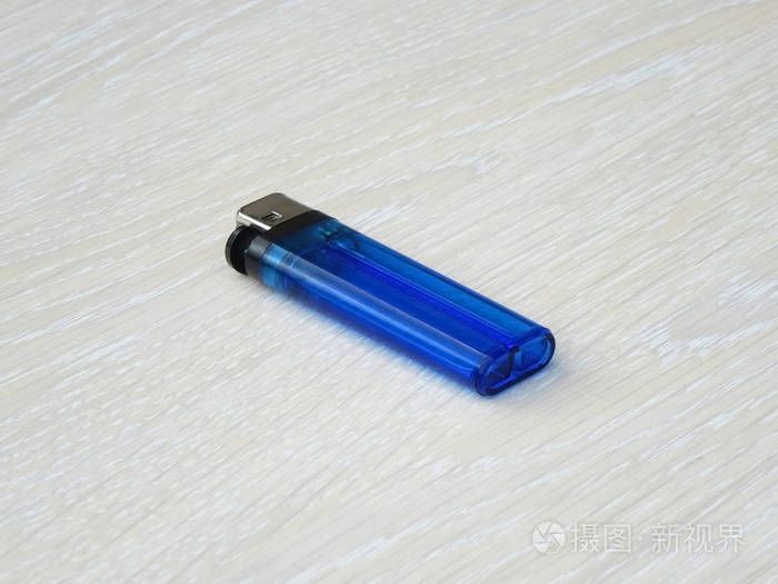 平躺的蓝色打火机