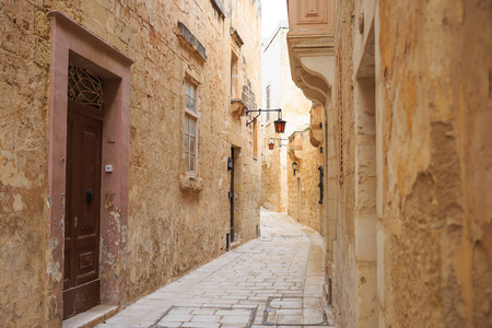 在马耳他, 姆迪纳有鹅卵石街道, 灯笼, 去皮的建筑。完美的度假和旅游目的地