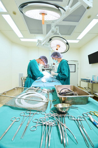 两名兽医外科医生在手术室里