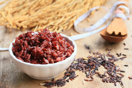 煮熟的红米饭和原料茉莉花米淋上搅拌-与肉炒紫苏白