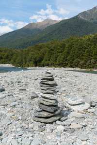 山底堆放河石