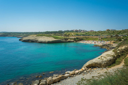 在夏季阳光明媚的日子里, 在波尔图的撒丁岛海滩上, 豪华的拥挤的景色