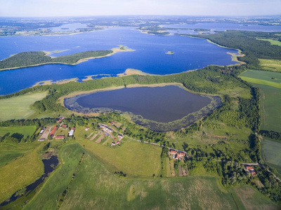 鸟瞰美丽的湖区景观, Pniewskie 湖的前景, 下 Mamry 湖和 Upalty最大的 Mazury 地区岛, 波兰