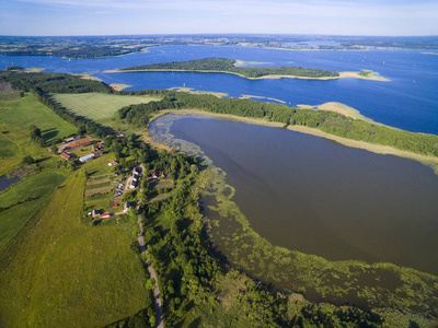 鸟瞰美丽的湖区景观, Pniewskie 湖的前景, 下 Mamry 湖和 Upalty最大的 Mazury 地区岛, 波兰