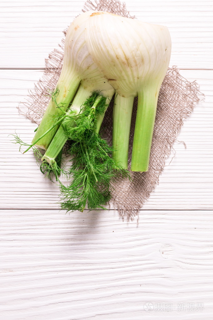 木制的黑桌子上的新鲜有机茴香