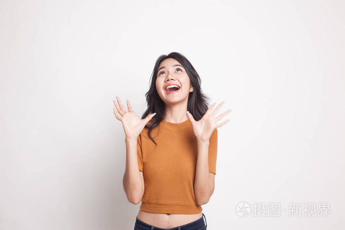 激动的年轻亚洲女人抬头