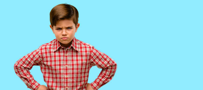 愤怒情绪眼睛英俊的蹒跚学步的孩子, 绿色的眼睛恼怒和愤怒表达消极的