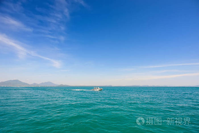 小船在沙美岛岛的海面上