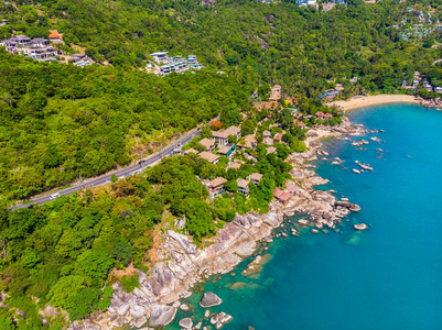 美丽的热带海滩和海的鸟瞰与棕榈树和其他树木在苏梅岛岛旅游和度假