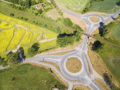 波兰 Mazury Wegorzewo 镇附近的回旋圈铁路线和自行车车道鸟瞰图