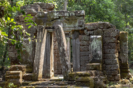 柬埔寨吴哥窟班迭则 Kdei 寺古石废墟。古庙在丛林中废墟。吴哥窟建筑细节。佛教圣地。亚洲旅游照片。柬埔寨旅游观光