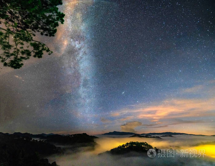 在农村高地的天空中的银河的夜晚景观