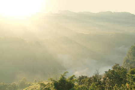 日出山景观与美丽的太阳光线和