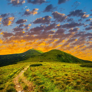 夕阳背景下的青山山谷