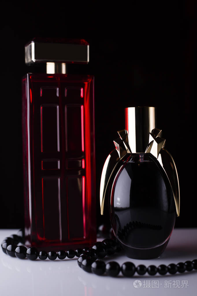 两瓶带黑珍珠的香水