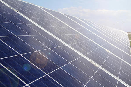 使用可再生太阳能的发电厂。