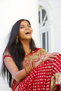年轻的印度女人在笑