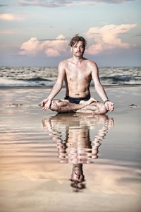 海边瑜伽冥想图片