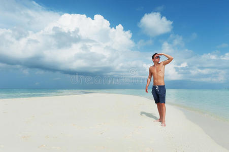 男人在美丽的海滩上眺望远方